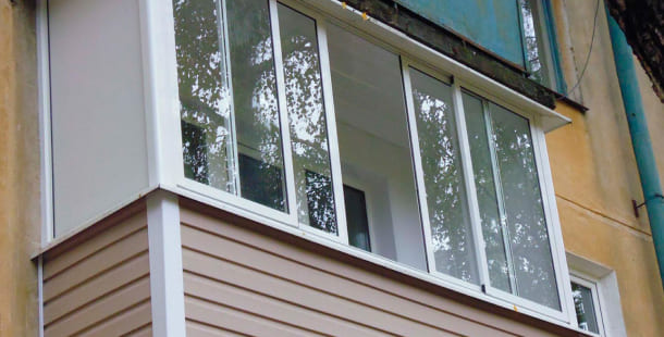 Преимущества холодного остекления балкона в Хрущевке