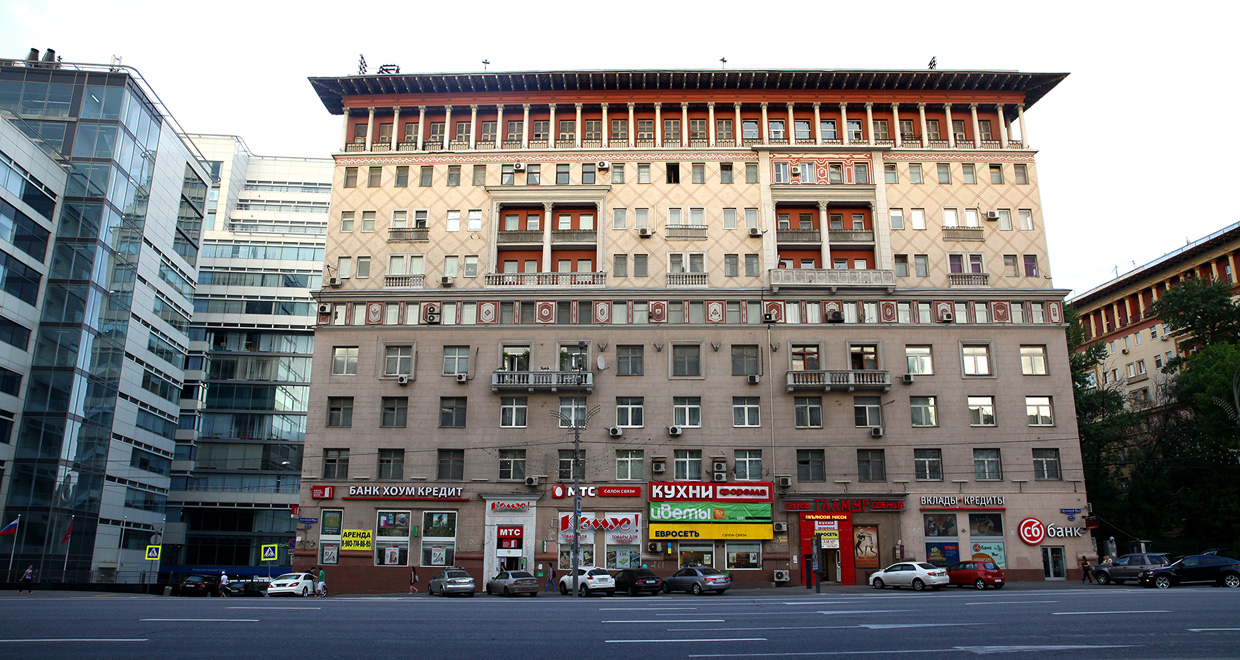 Простор, лепнина и высокие потолки: туляки продают квартиры в «сталинках» в центре города
